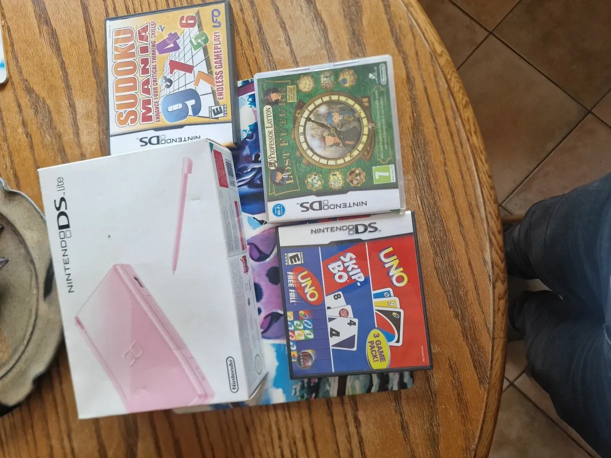 Pink Nintendo ds lite with 3 games - Image 1