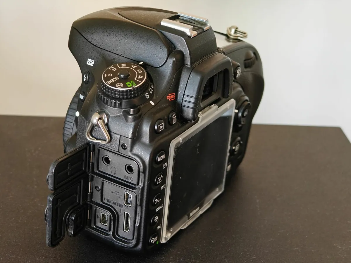 Nikon D600 + 2 lenses & 3 batteries - Image 4