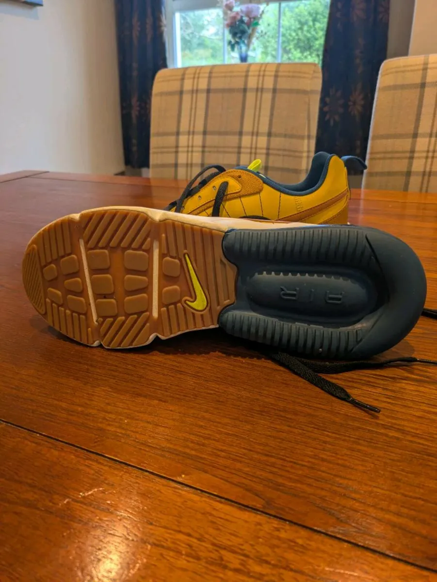 Salomon, Nike Air Max, Merrell, Superdry - Image 4
