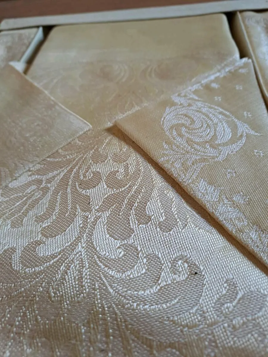 Vintage Damask tablecloth and napkins - Image 2
