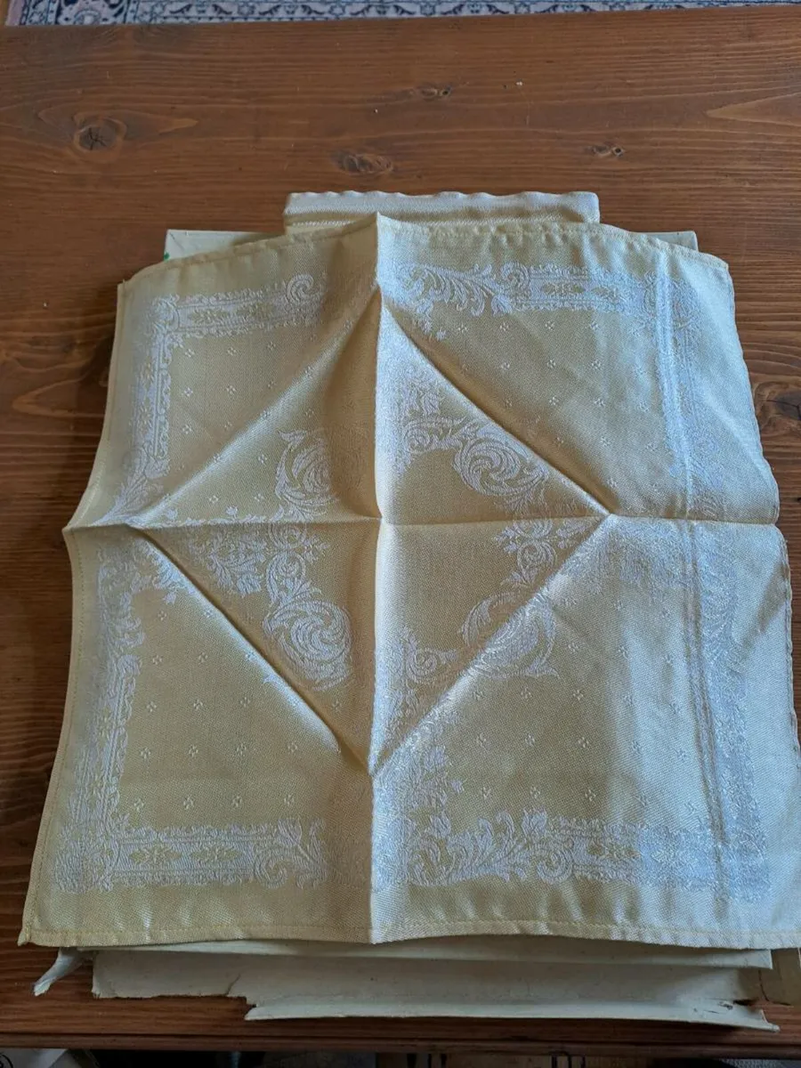 Vintage Damask tablecloth and napkins - Image 4