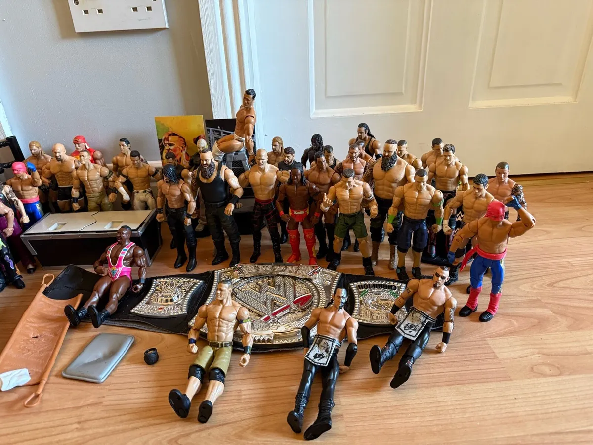 Wwe 85 wrestlers,ring,belt & accessories bundle - Image 3