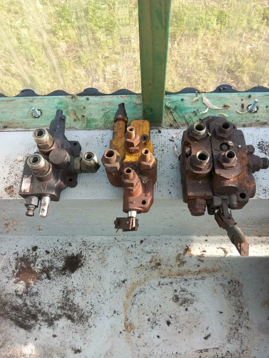 Hydraulic spool valve chest - Image 1