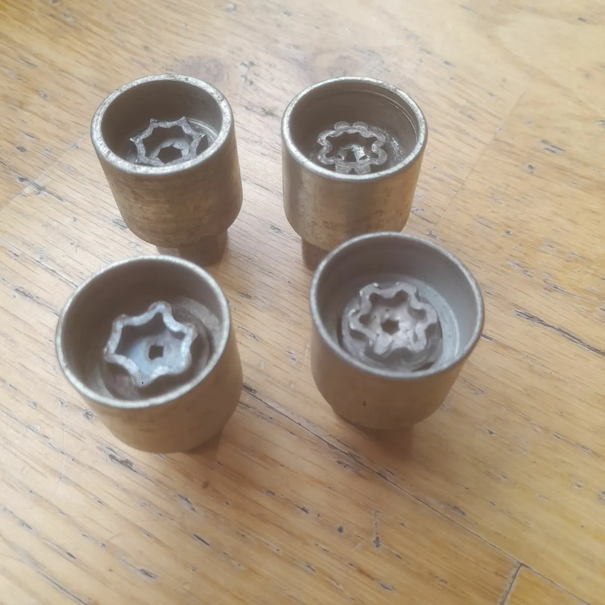 4pcs Wheel Locking Nut KEY - Image 1