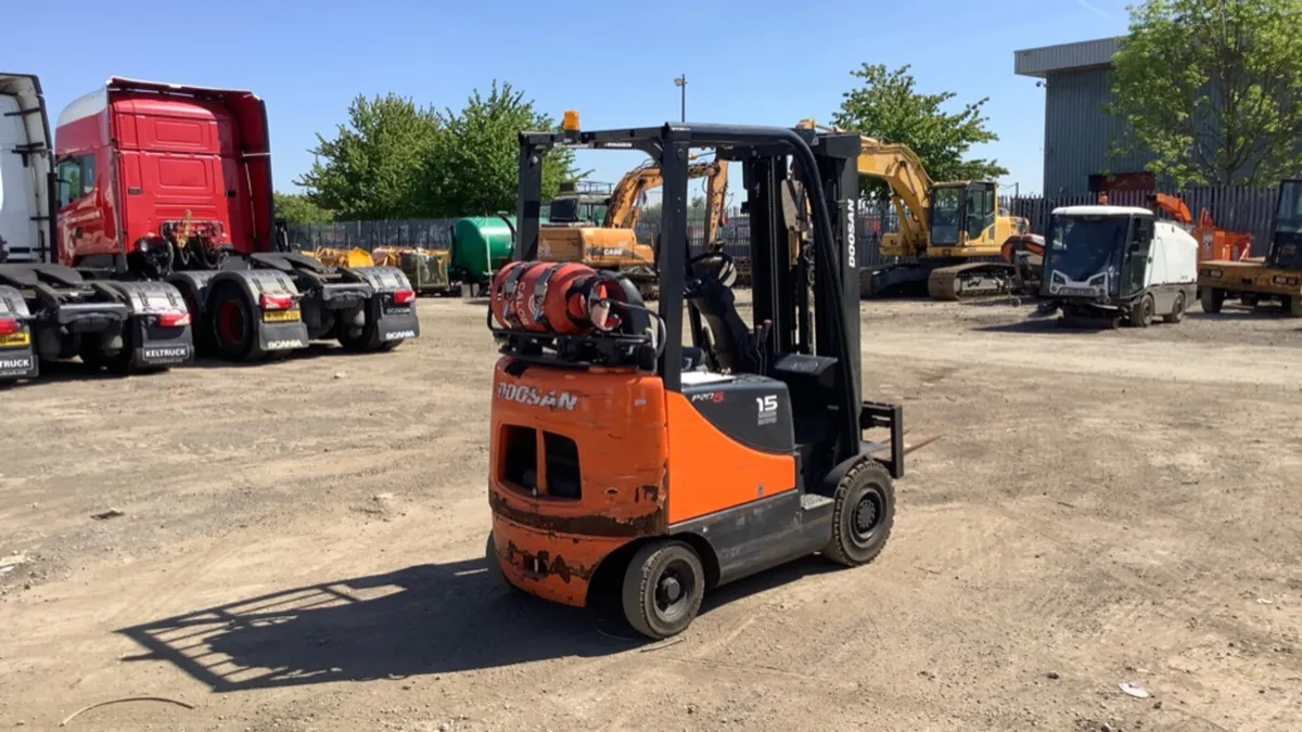 2018 Doosan 1.5 ton gas forklift container mast - Image 4