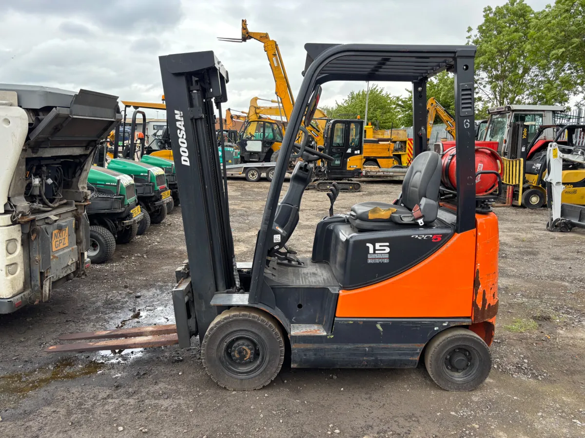 2018 Doosan 1.5 ton gas forklift container mast - Image 1