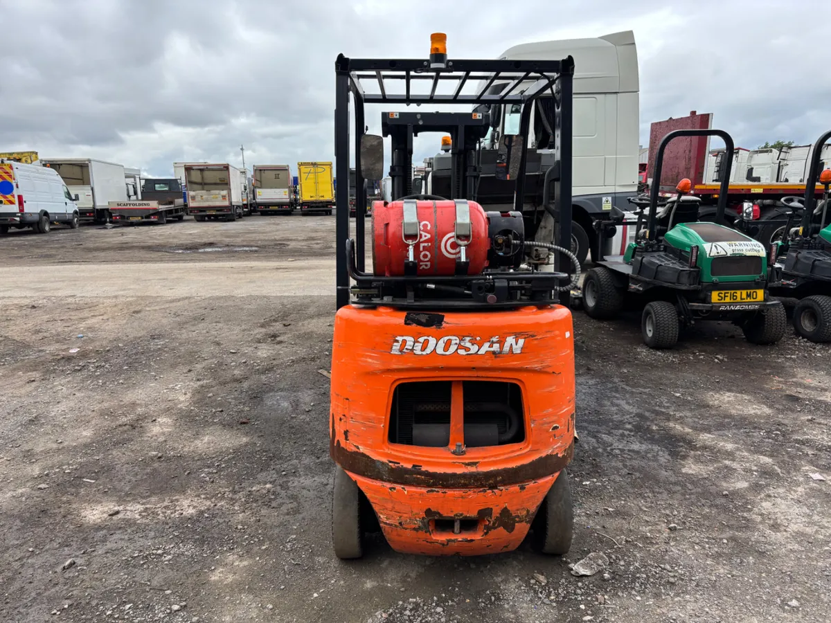 2018 Doosan 1.5 ton gas forklift container mast - Image 2
