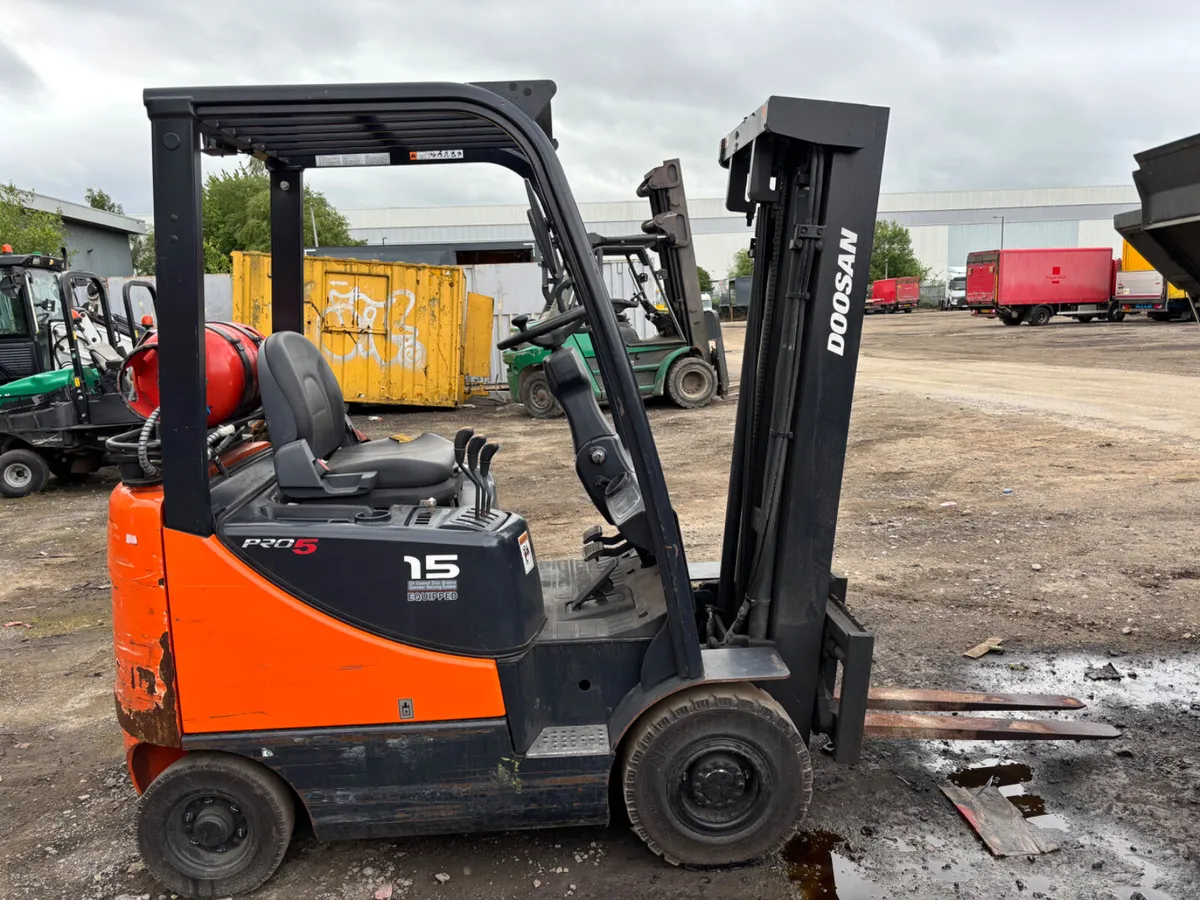 2018 Doosan 1.5 ton gas forklift container mast - Image 3