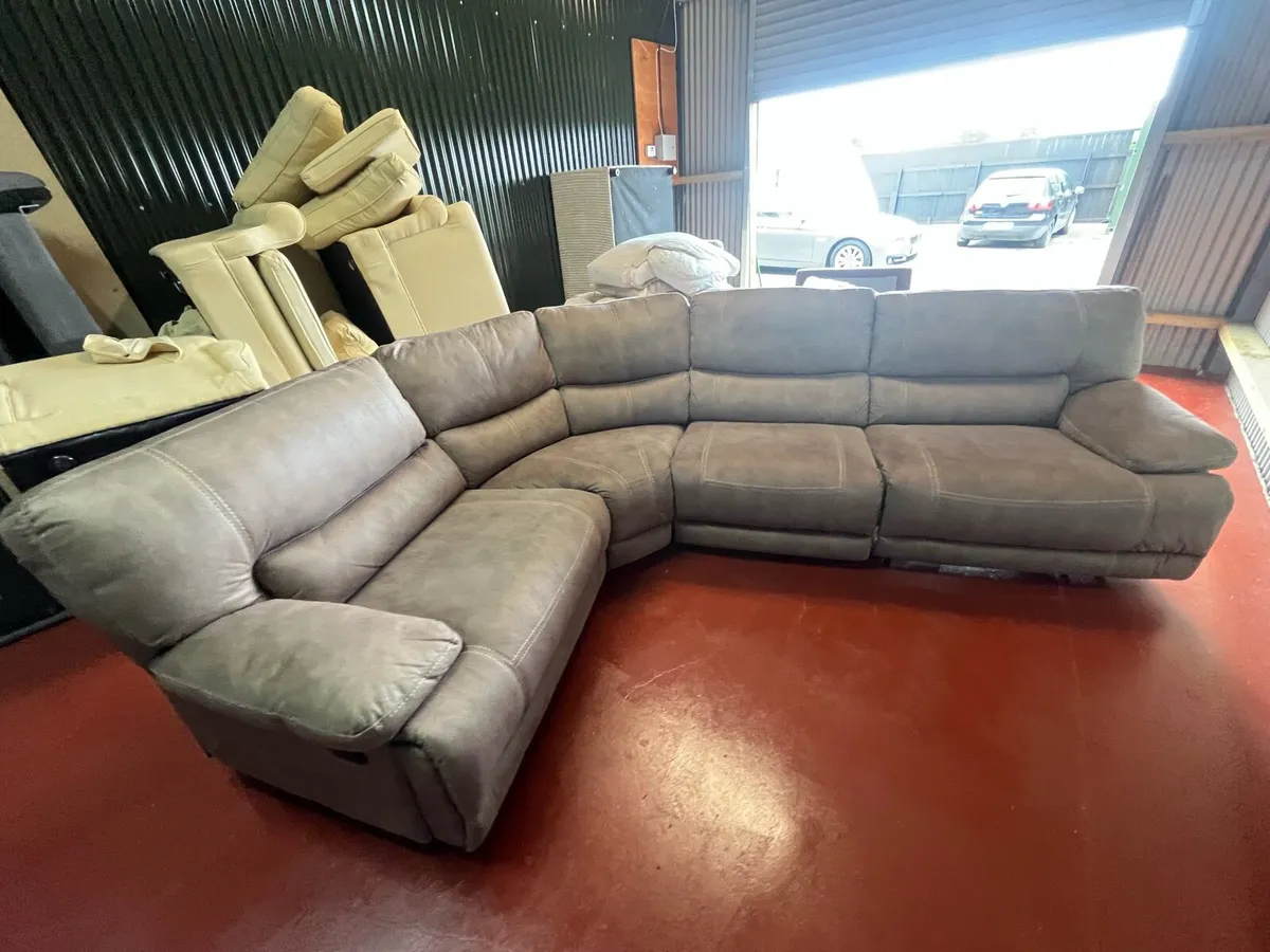 Large corner recliner sofa couch delivery av - Image 1