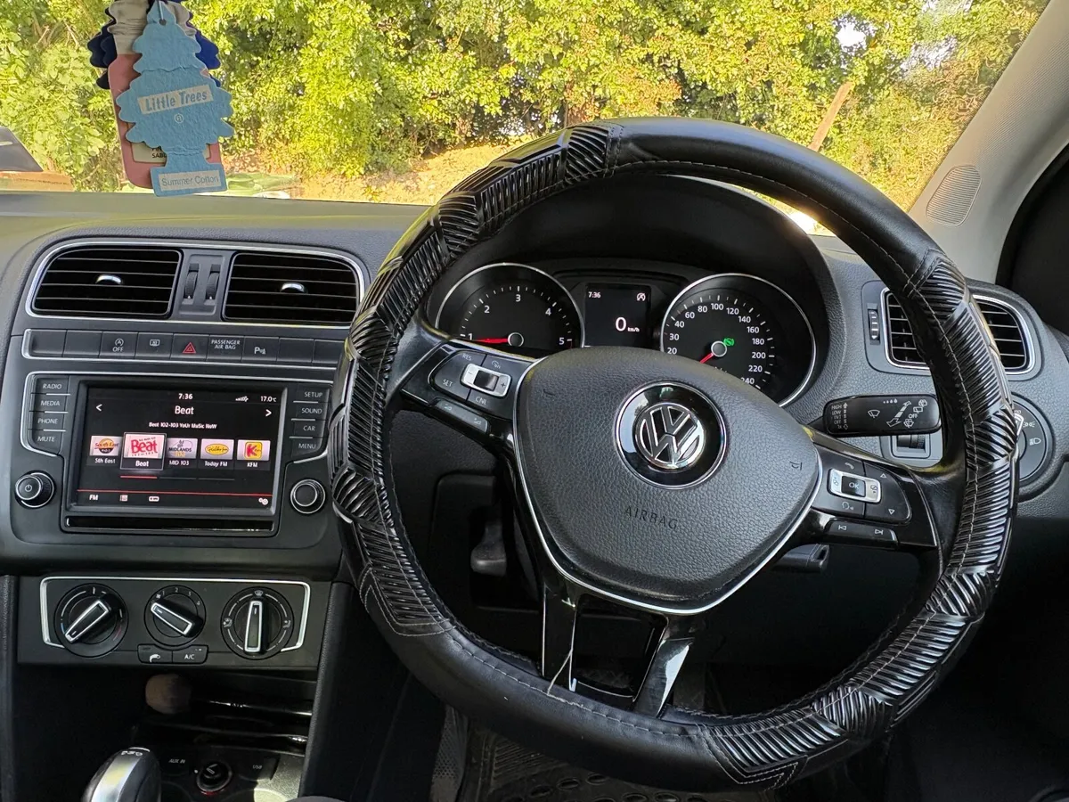 Volkswagen Polo 2015 - Image 2