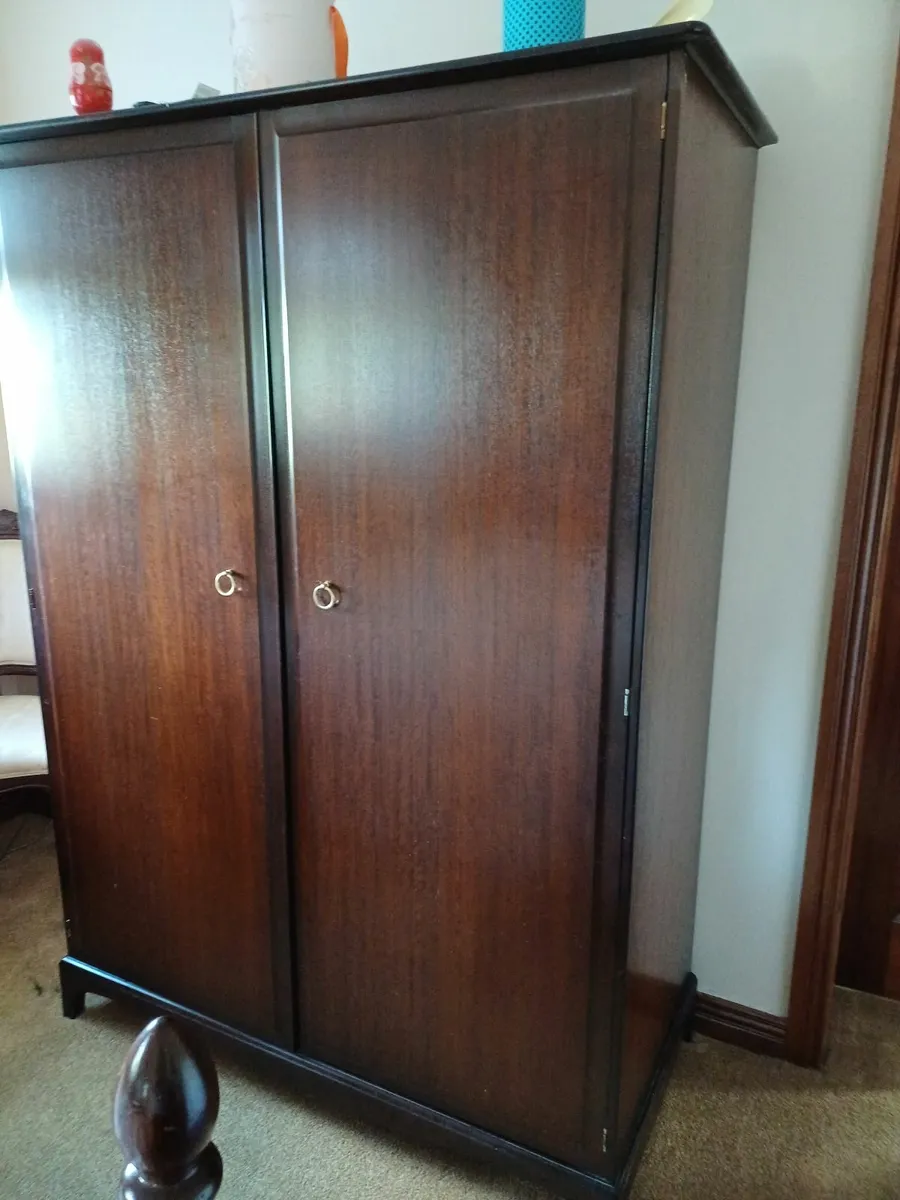 Stag bedroom furniture - Image 1