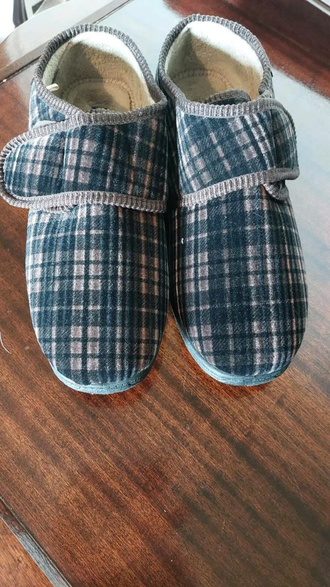 Men's slippers - Image 1