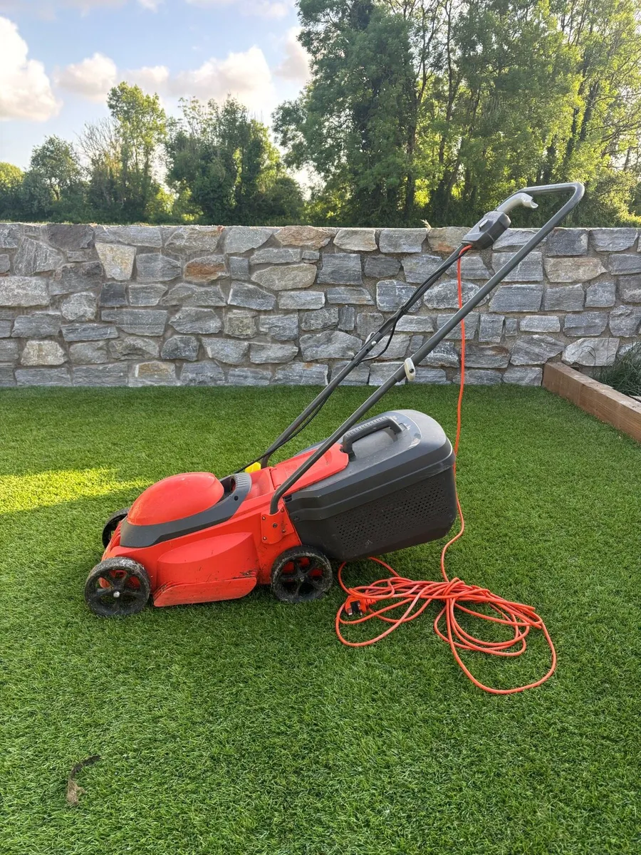 Electric lawnmower
