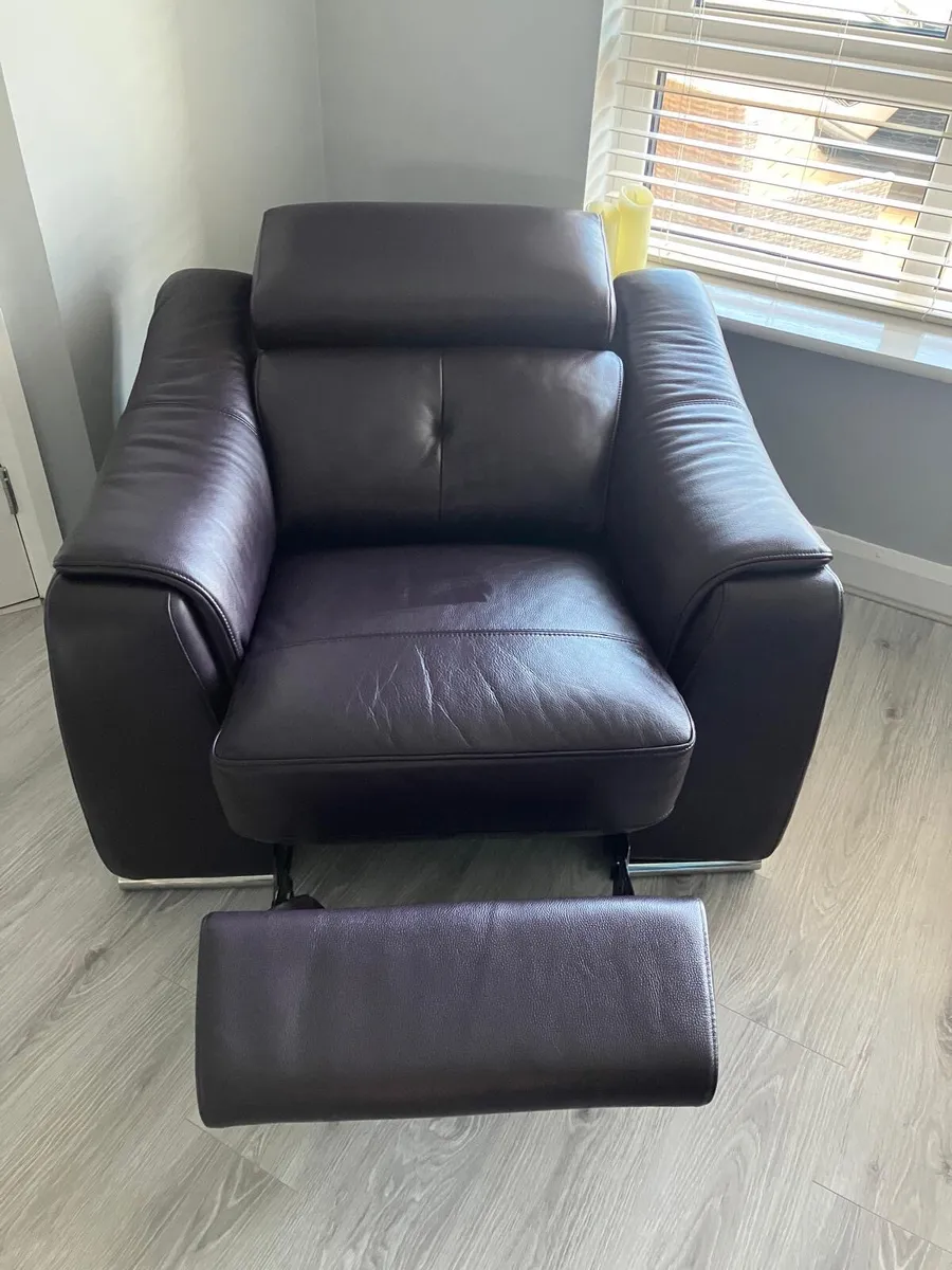 Recliner chair with USB port - Image 1