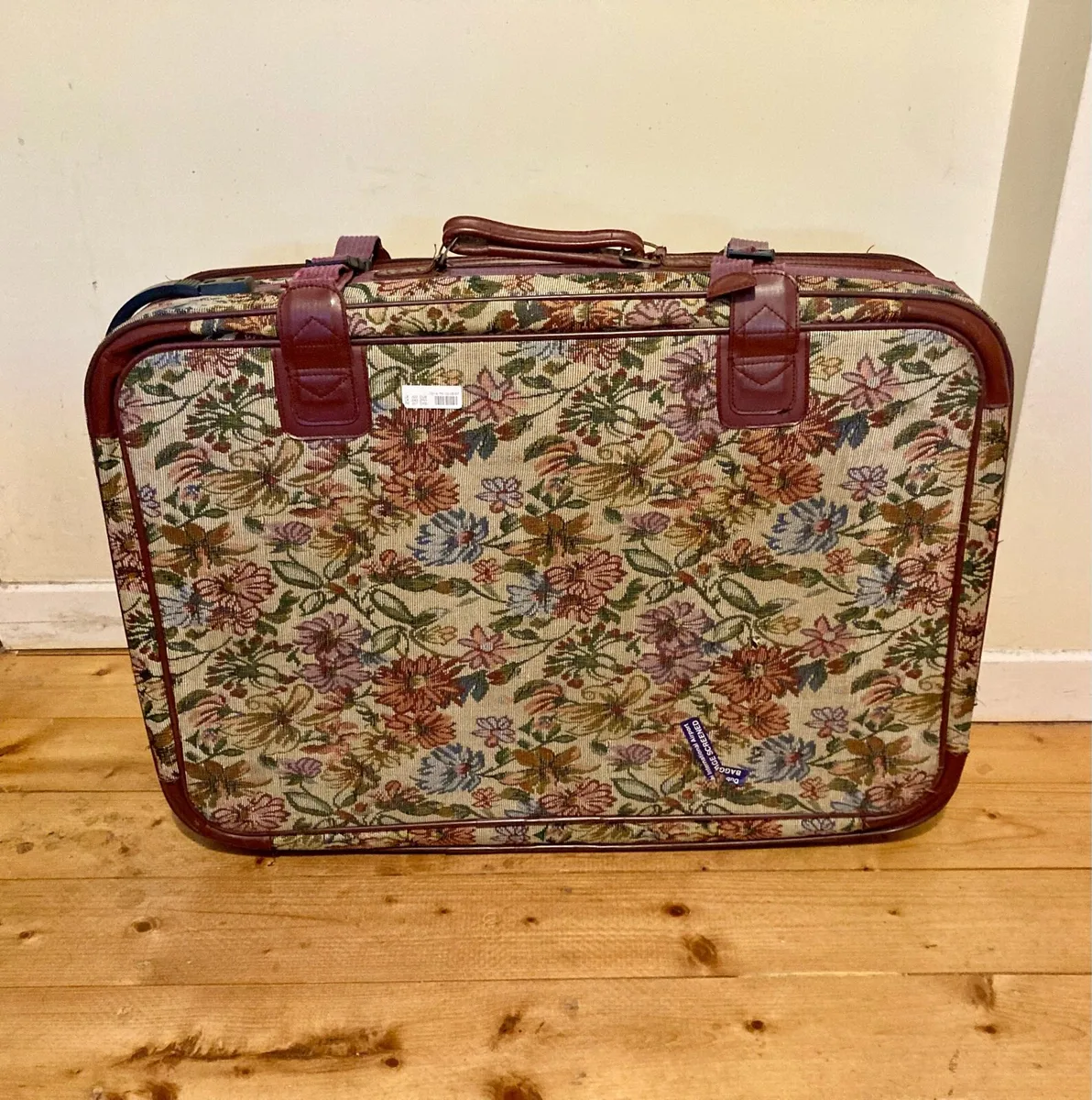 Retro Floral Travel Suitcase - Image 2