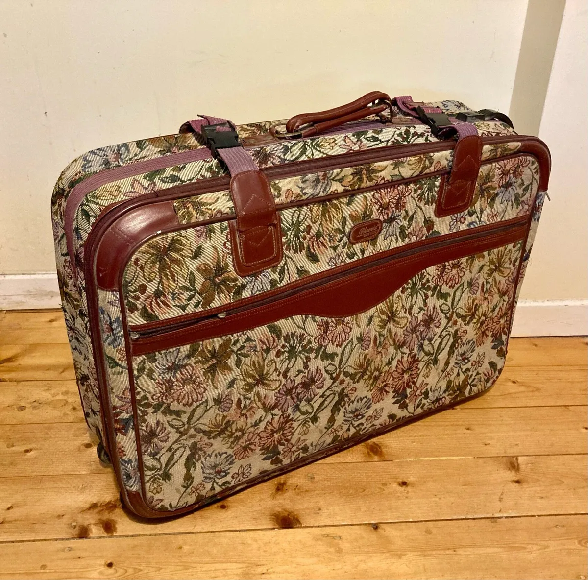 Retro Floral Travel Suitcase - Image 4