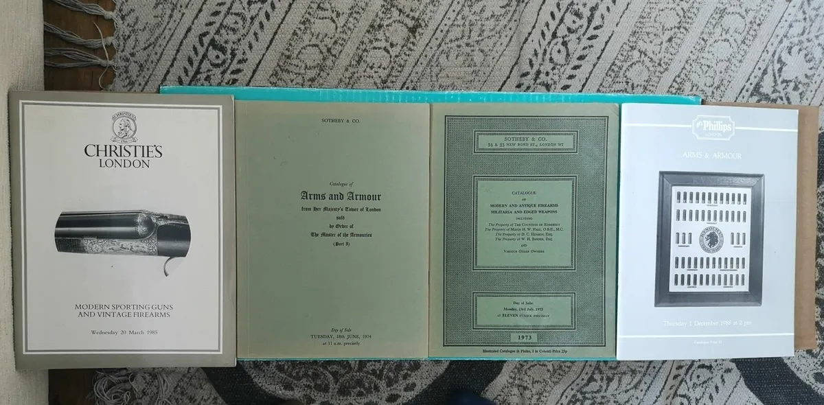 Books on guns and rare arms and armour catalogues - Image 2