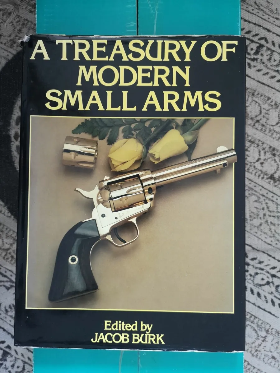 Books on guns and rare arms and armour catalogues - Image 4