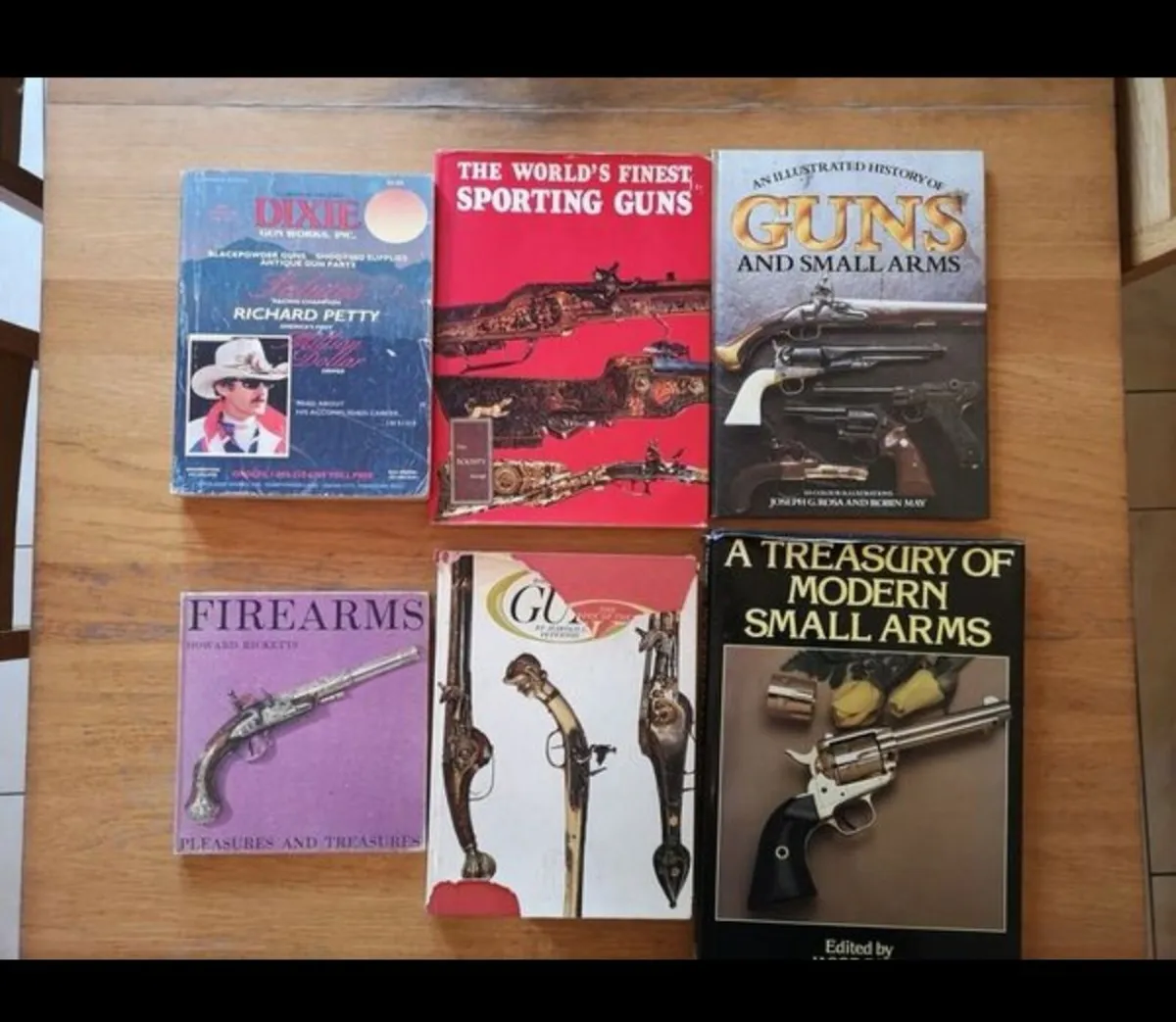 Books on guns and rare arms and armour catalogues - Image 1