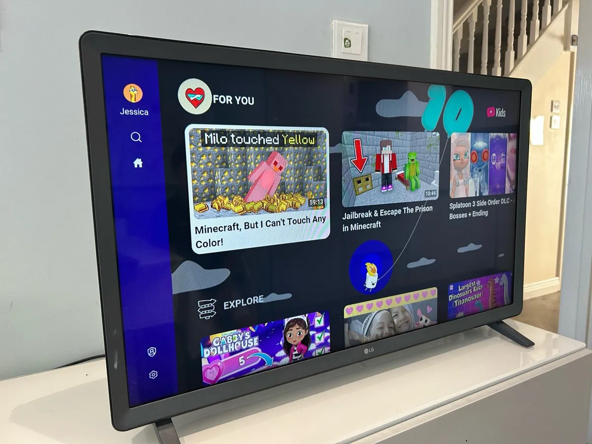 LG 32 inch smart TV - Image 1