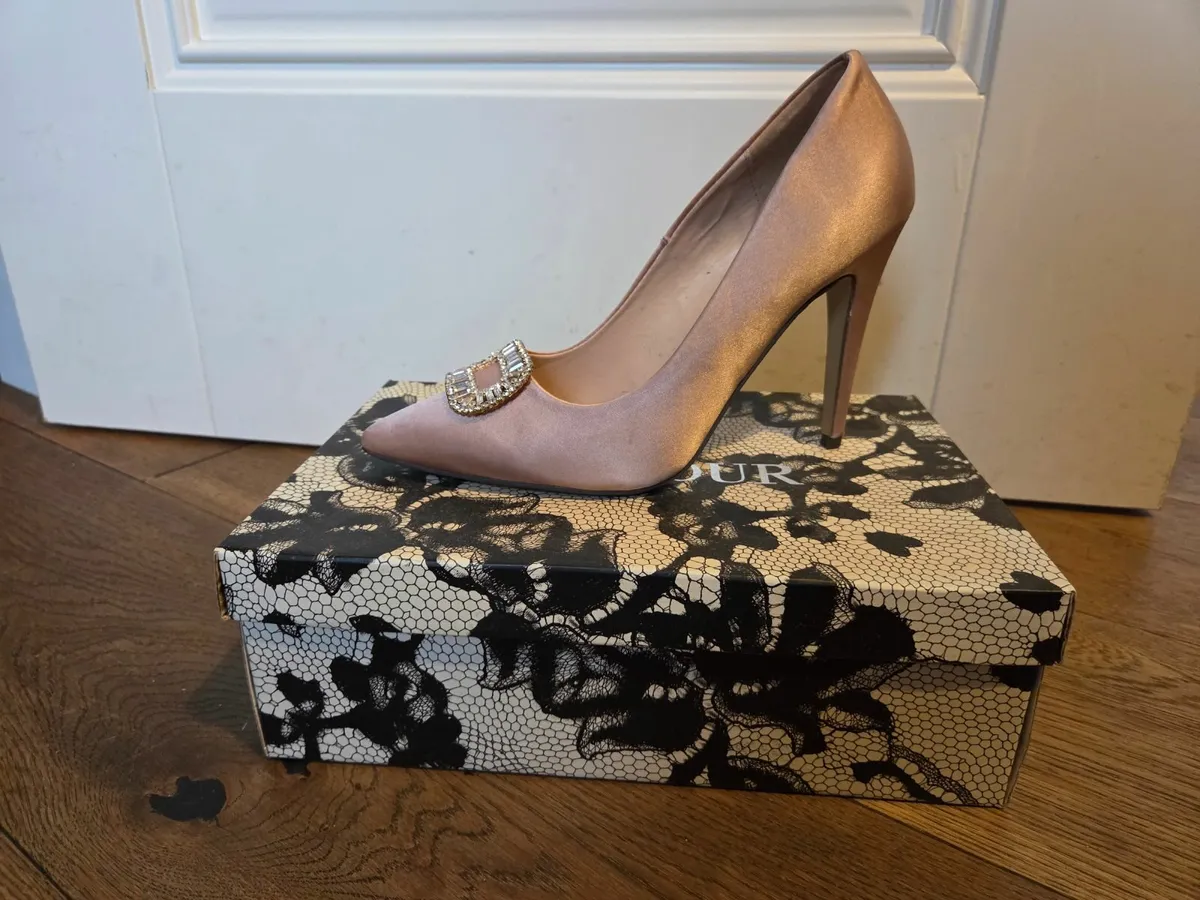 Glamour pointed court shoe