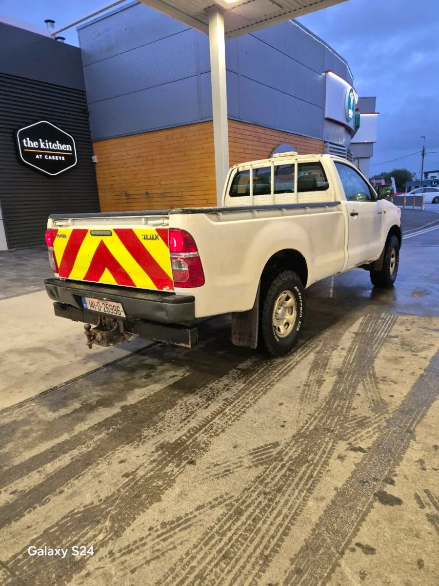 Toyota  Hilux  2014 - Image 2