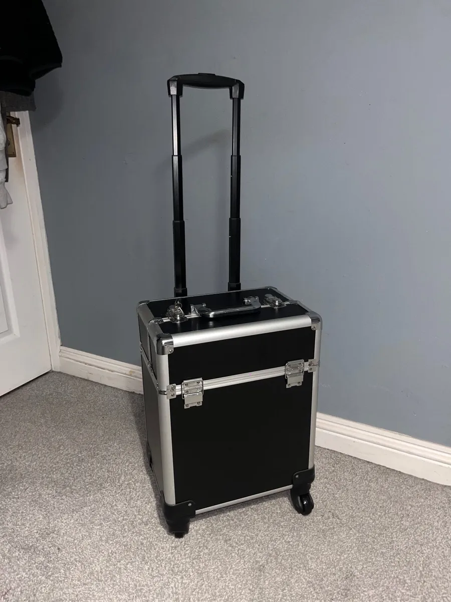 Makeup travel case storage and brush belt - Image 1