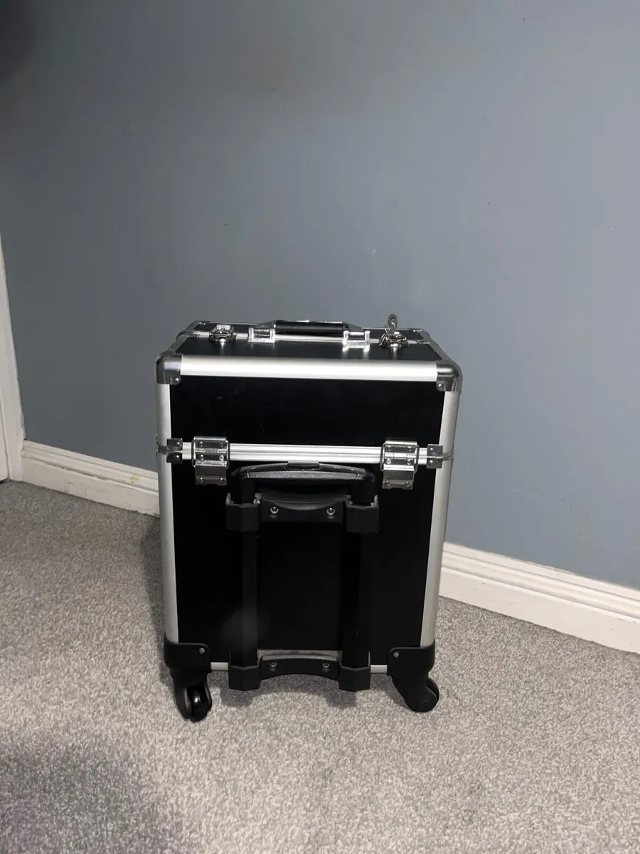 Makeup travel case storage and brush belt - Image 3