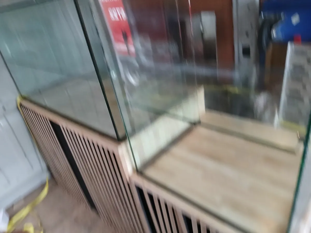 Display unit/glass dusplay delivered - Image 1