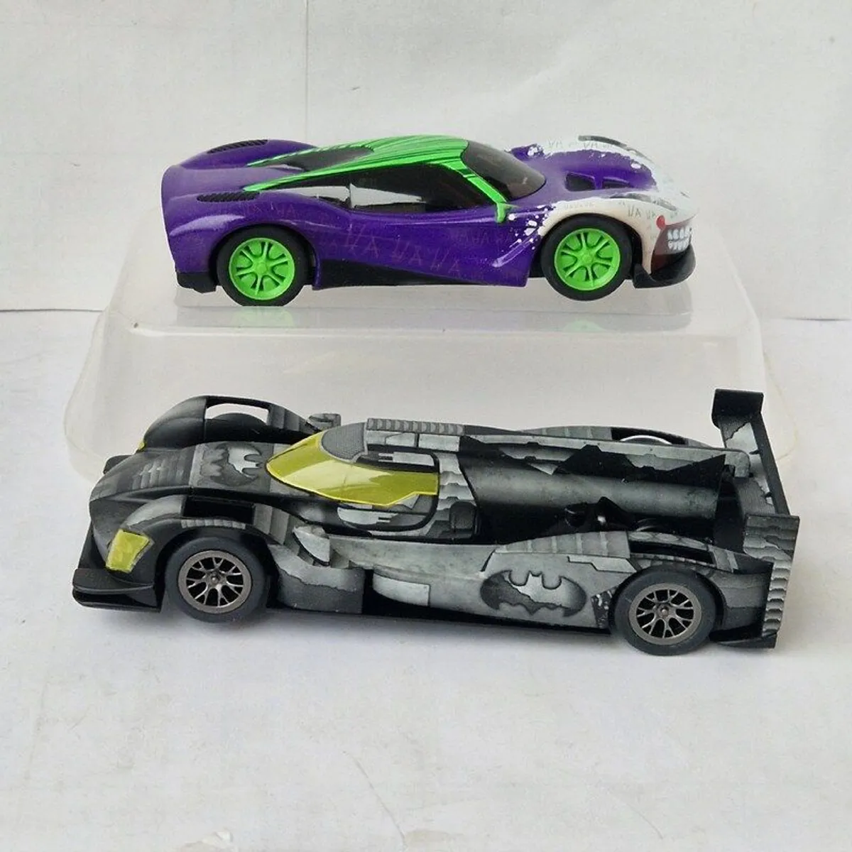Scalextric Batman vs Joker Slot Car Twin Pack ( C4142 & C4140 TV Street supercar ) - Image 2