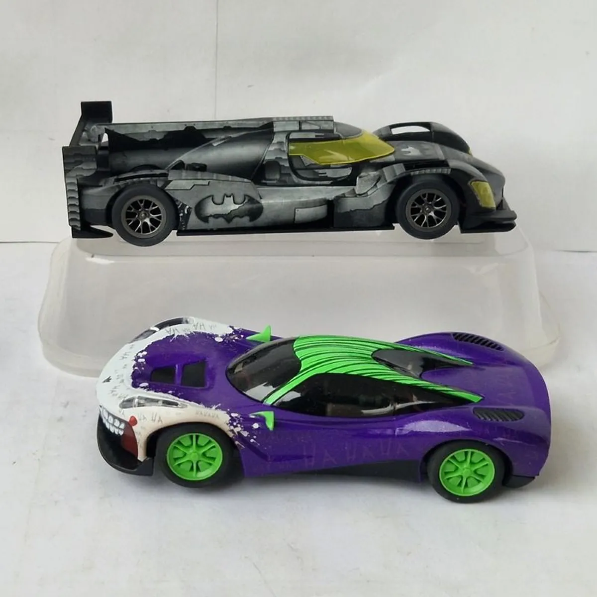 Scalextric Batman vs Joker Slot Car Twin Pack ( C4142 & C4140 TV Street supercar ) - Image 3