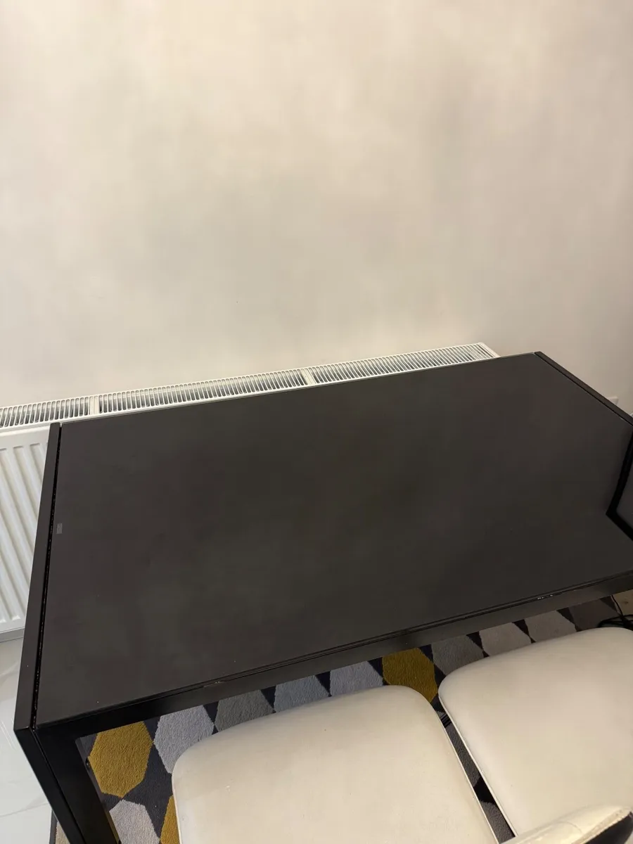 Dining table - Image 1