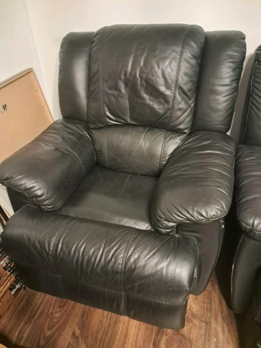 3 piece black leather recliner - Image 3