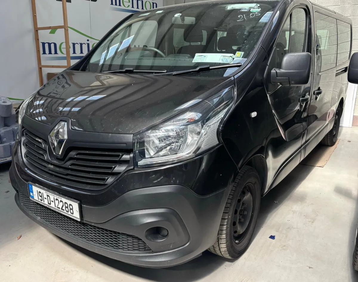 Renault Trafic 2019 9 seater