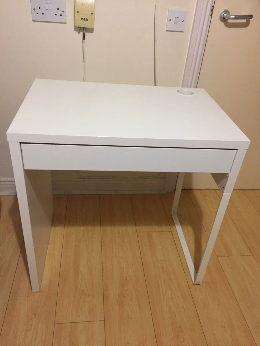 Table and chair - Image 2