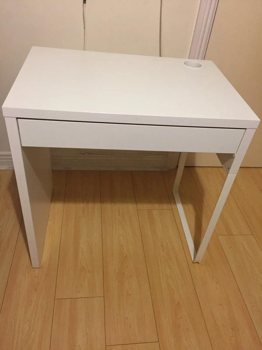 Table and chair - Image 3