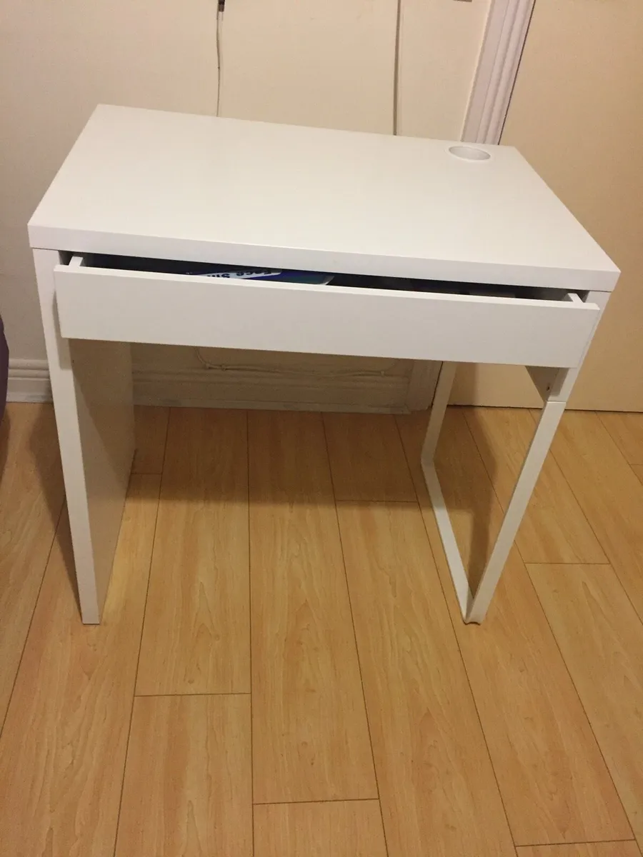 Table and chair - Image 4