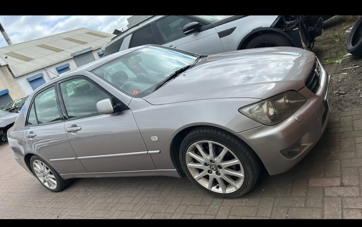Lexus is 200 LE - Image 1