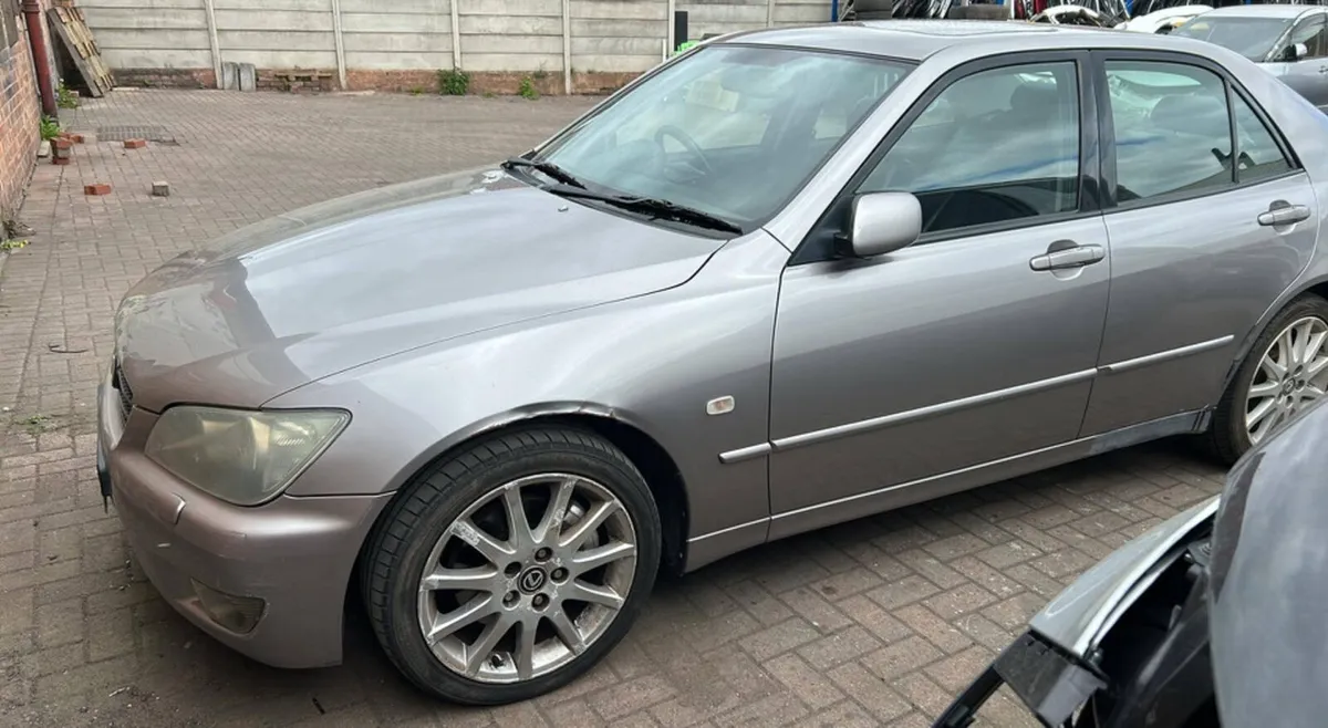 Lexus is 200 LE - Image 2