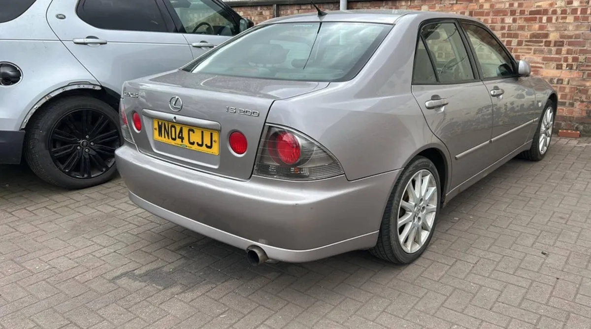 Lexus is 200 LE - Image 4