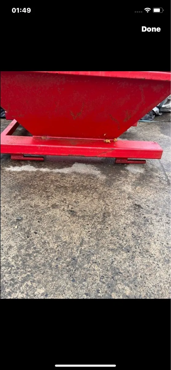 Bag hopper fits onto forklift. Outlet 20inx20ins - Image 1