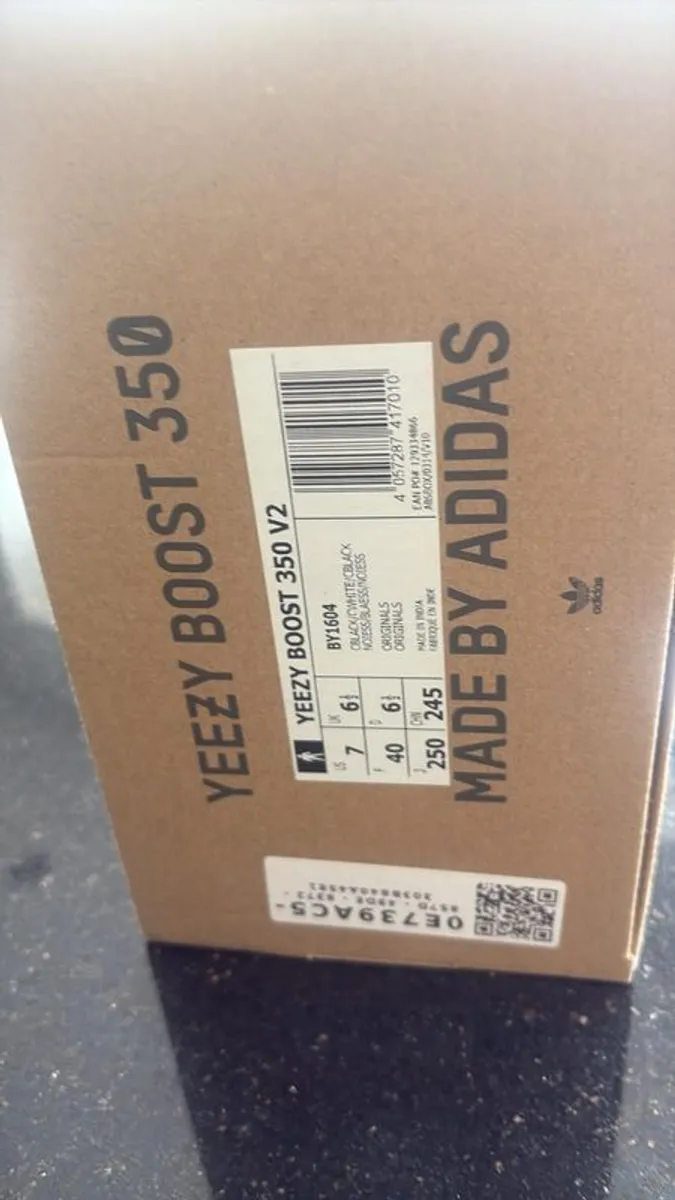 Adidas yeezy boost 350 V2 - Image 4