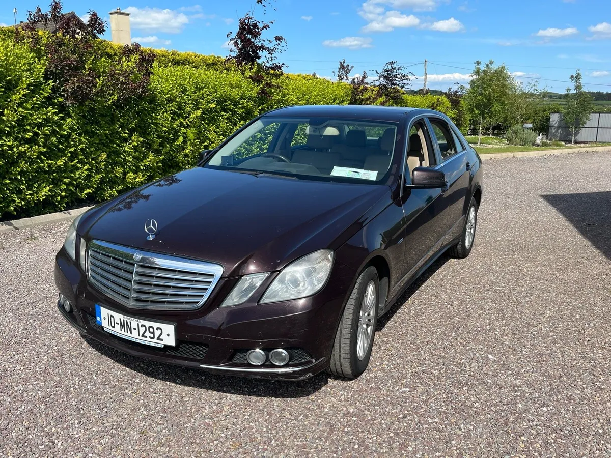 2010 MERCEDES E220 SALOON - Image 2