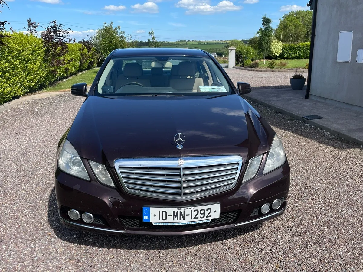 2010 MERCEDES E220 SALOON - Image 3