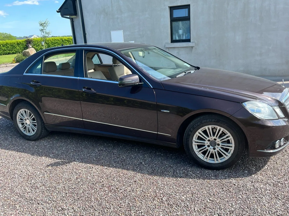 2010 MERCEDES E220 SALOON - Image 4