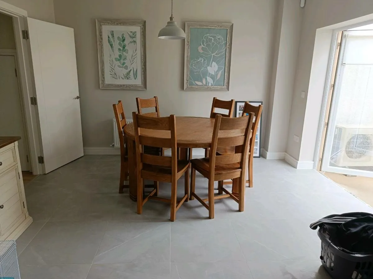 Circular Oak dining table - Image 1