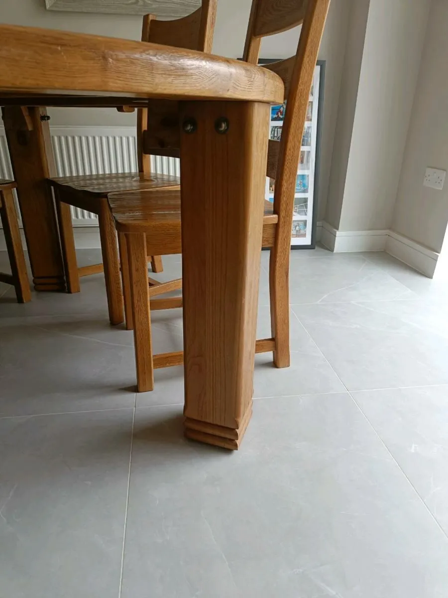 Circular Oak dining table - Image 4