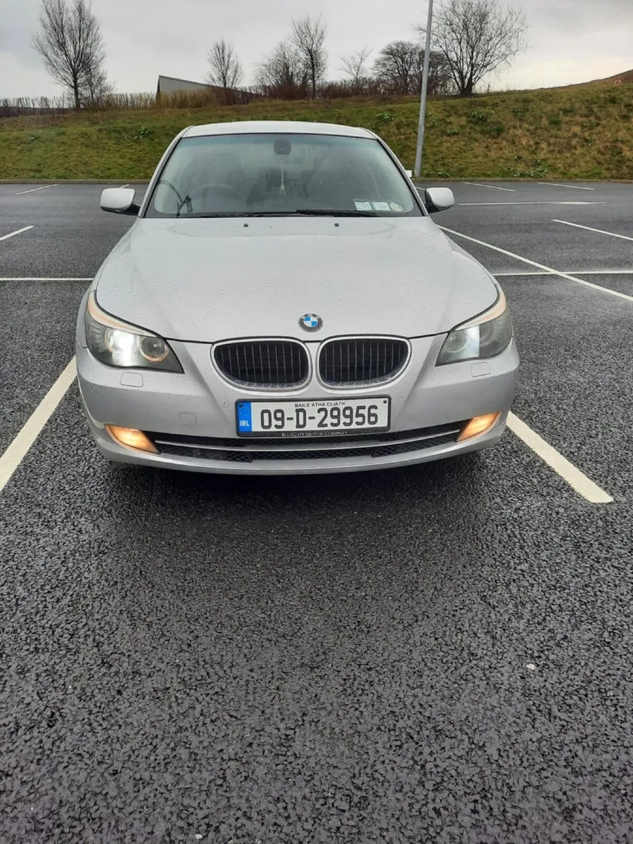 BMW 5-Series 2009 - Image 2