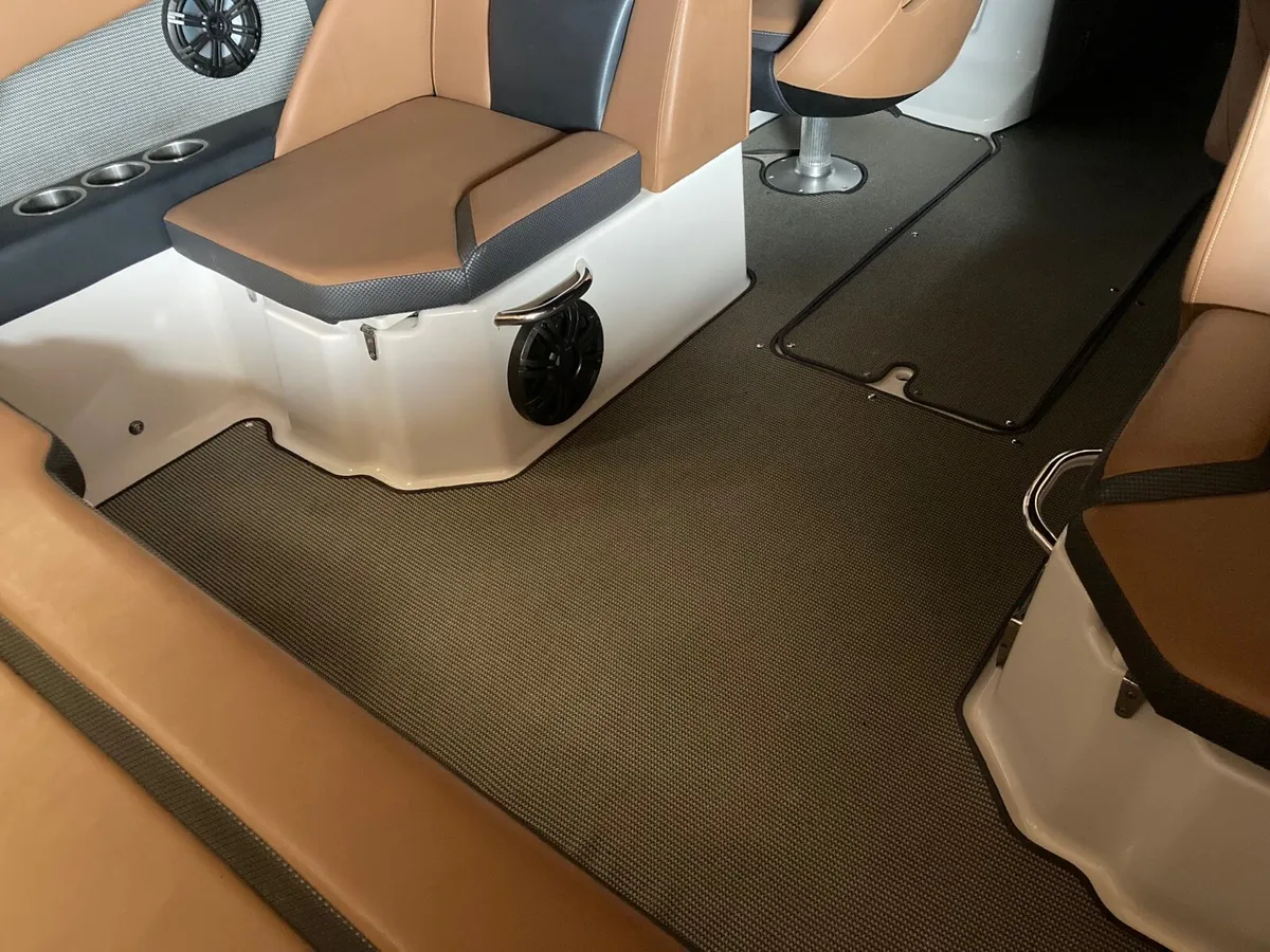 2018 Scarab 255 ID Platinum Edition + Trailer - Image 4