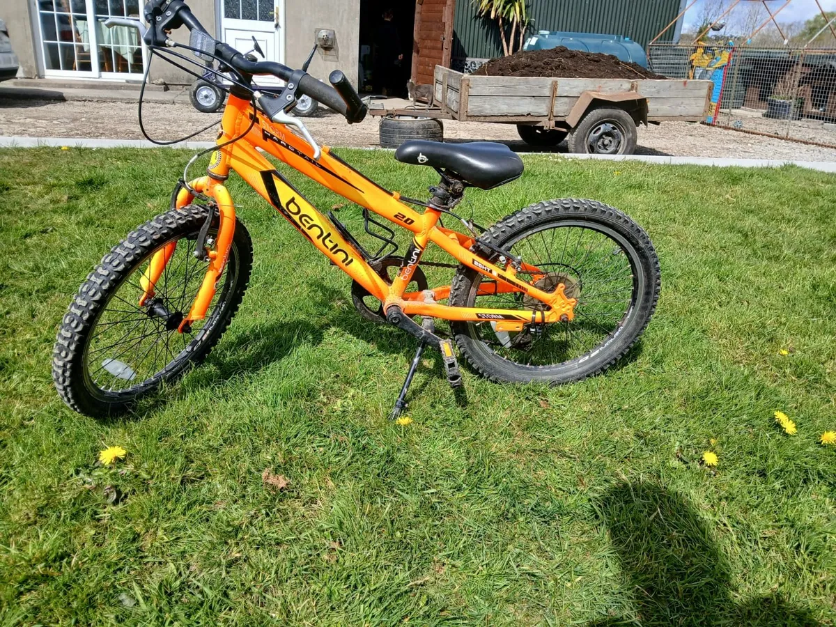 2x Kids bikes, 1 like new - Image 1